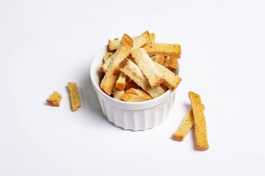 Beyaz arka planda izole edilmiş ev yapımı kızarmış ekmekler. Çıtır çıtır, abur cubur, aperatif