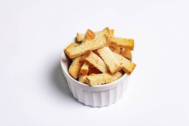 Beyaz arka planda izole edilmiş ev yapımı kızarmış ekmekler. Çıtır çıtır, abur cubur, aperatif