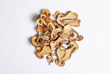 Kurutulmuş mantar Boletus edulis (Penny bun, Cep, Porcini) beyaz arka planda izole edilmiştir. Vejetaryen (vejetaryen) sağlıklı yiyecekler için içerir