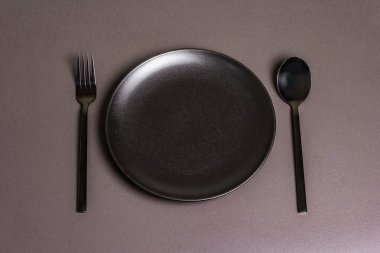 Karanlık arka planda şenlikli, yaratıcı siyah masa ayarları. Sevgililer günü, düğün, doğum günü, kadınlar ve anneler günü. Düz yatış, üst görünüm