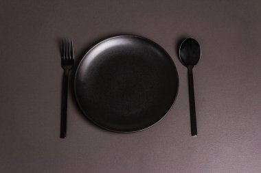 Karanlık arka planda şenlikli, yaratıcı siyah masa ayarları. Sevgililer günü, düğün, doğum günü, kadınlar ve anneler günü. Düz yatış, üst görünüm