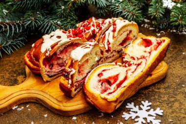 Beyaz çikolatalı ve soslu çilekli turta. Noel ağacı ve yeni yıl dekorasyonu, neşeli bir ruh hali. Taş beton arka plan, kapat