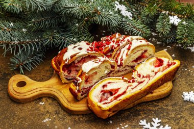 Beyaz çikolatalı ve soslu çilekli turta. Noel ağacı ve yeni yıl dekorasyonu, neşeli bir ruh hali. Taş beton arka plan, kapat