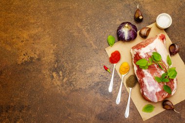 Çiğ domuz eti, donmuş et. Paprika, karabiber, zerdeçal, sarımsak, fesleğen ve deniz tuzu. Taş beton zemin, üst görünüm