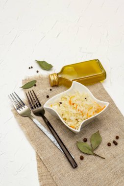 Ev yapımı lahana turşusu köyü mayalanmış lahana. Seramik kasede vejetaryen salatası. Mayalanmış yiyecekler sağlık için harikadır. Geleneksel kırsal kış yemekleri. Probiyotik gıda kavramı, kopyalama alanı