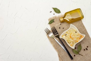 Ev yapımı lahana turşusu köyü mayalanmış lahana. Seramik kasede vejetaryen salatası. Mayalanmış yiyecekler sağlık için harikadır. Geleneksel kırsal kış yemekleri. Probiyotik gıda konsepti, üst görünüm