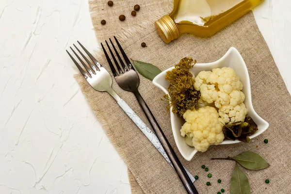 Ev yapımı lahana turşusu köyü mayalanmış karnabahar. Seramik kasede vejetaryen salatası. Mayalanmış yiyecekler sağlık için harikadır. Geleneksel kırsal kış yemekleri. Probiyotik gıda konsepti, üst görünüm