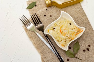 Ev yapımı lahana turşusu köyü mayalanmış lahana. Seramik kasede vejetaryen salatası. Mayalanmış yiyecekler sağlık için harikadır. Geleneksel kırsal kış yemekleri. Probiyotik gıda konsepti, üst görünüm