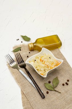 Ev yapımı lahana turşusu köyü mayalanmış lahana. Seramik kasede vejetaryen salatası. Mayalanmış yiyecekler sağlık için harikadır. Geleneksel kırsal kış yemekleri. Probiyotik gıda kavramı, kopyalama alanı