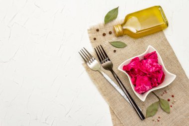 Ev yapımı lahana turşusu köyü mayalanmış kırmızı lahana. Seramik kasede vejetaryen salatası. Mayalanmış yiyecekler sağlık için harikadır. Geleneksel kırsal kış yemekleri. Probiyotik gıda konsepti, üst görünüm