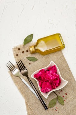 Ev yapımı lahana turşusu köyü mayalanmış kırmızı lahana. Seramik kasede vejetaryen salatası. Mayalanmış yiyecekler sağlık için harikadır. Geleneksel kırsal kış yemekleri. Probiyotik gıda konsepti, üst görünüm