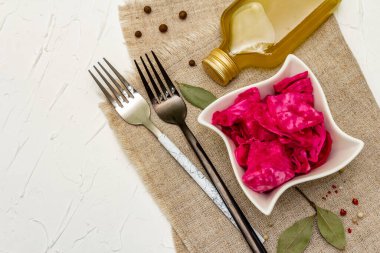 Ev yapımı lahana turşusu köyü mayalanmış kırmızı lahana. Seramik kasede vejetaryen salatası. Mayalanmış yiyecekler sağlık için harikadır. Geleneksel kırsal kış yemekleri. Probiyotik gıda konsepti, üst görünüm