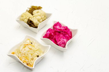 Farklı türde lahana turşusu. Mayalanmış yiyecekler sağlığınız için harikadır. Probiyotik beslenme kavramı, kopyalama alanı