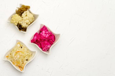 Farklı türde lahana turşusu. Mayalanmış yiyecekler sağlığınız için harikadır. Probiyotik beslenme konsepti, üst görünüm