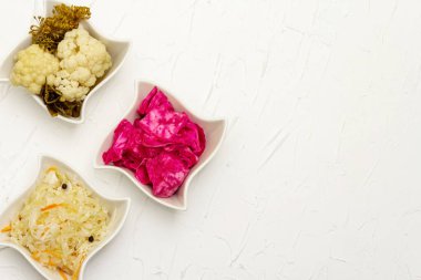 Farklı türde lahana turşusu. Mayalanmış yiyecekler sağlığınız için harikadır. Probiyotik beslenme konsepti, üst görünüm