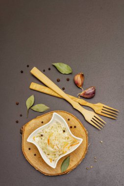 Ev yapımı lahana turşusu köyü mayalanmış lahana. Seramik kasede vejetaryen salatası. Mayalanmış yiyecekler sağlık için harikadır. Geleneksel kırsal kış yemekleri. Probiyotik gıda konsepti, üst görünüm