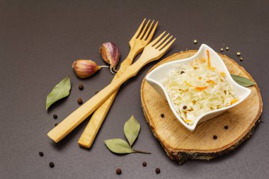 Ev yapımı lahana turşusu köyü mayalanmış lahana. Seramik kasede vejetaryen salatası. Mayalanmış yiyecekler sağlık için harikadır. Geleneksel kırsal kış yemekleri. Probiyotik gıda konsepti, kapat