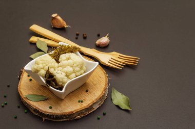 Ev yapımı lahana turşusu köyü mayalanmış karnabahar. Seramik kasede vejetaryen salatası. Mayalanmış yiyecekler sağlık için harikadır. Geleneksel kırsal kış yemekleri. Probiyotik gıda kavramı, kopyalama alanı