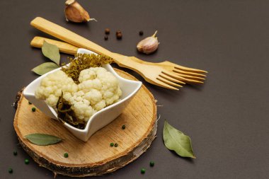 Ev yapımı lahana turşusu köyü mayalanmış karnabahar. Seramik kasede vejetaryen salatası. Mayalanmış yiyecekler sağlık için harikadır. Geleneksel kırsal kış yemekleri. Probiyotik gıda kavramı, kopyalama alanı