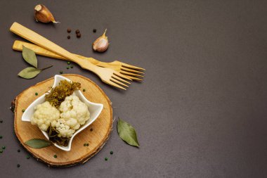 Ev yapımı lahana turşusu köyü mayalanmış karnabahar. Seramik kasede vejetaryen salatası. Mayalanmış yiyecekler sağlık için harikadır. Geleneksel kırsal kış yemekleri. Probiyotik gıda konsepti, üst görünüm