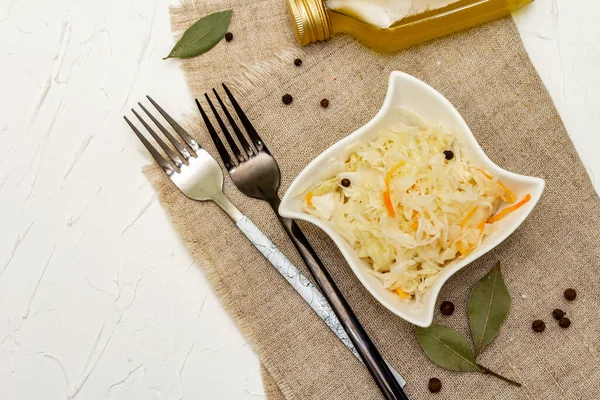 Ev yapımı lahana turşusu köyü mayalanmış lahana. Seramik kasede vejetaryen salatası. Mayalanmış yiyecekler sağlık için harikadır. Geleneksel kırsal kış yemekleri. Probiyotik gıda konsepti, üst görünüm