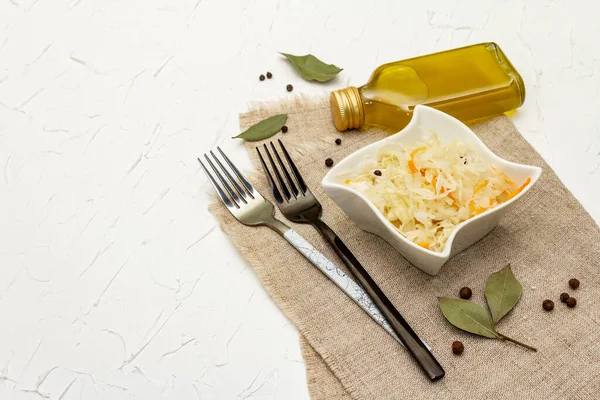 Ev yapımı lahana turşusu köyü mayalanmış lahana. Seramik kasede vejetaryen salatası. Mayalanmış yiyecekler sağlık için harikadır. Geleneksel kırsal kış yemekleri. Probiyotik gıda kavramı, kopyalama alanı