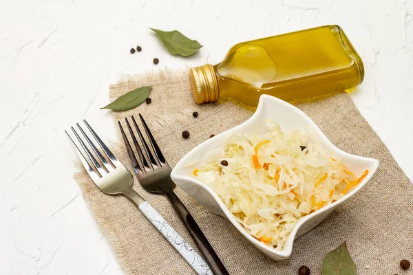 Ev yapımı lahana turşusu köyü mayalanmış lahana. Seramik kasede vejetaryen salatası. Mayalanmış yiyecekler sağlık için harikadır. Geleneksel kırsal kış yemekleri. Probiyotik gıda konsepti, kapat