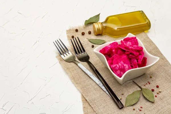 Ev yapımı lahana turşusu köyü mayalanmış kırmızı lahana. Seramik kasede vejetaryen salatası. Mayalanmış yiyecekler sağlık için harikadır. Geleneksel kırsal kış yemekleri. Probiyotik gıda kavramı, kopyalama alanı