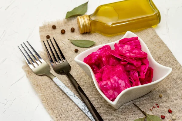 Ev yapımı lahana turşusu köyü mayalanmış kırmızı lahana. Seramik kasede vejetaryen salatası. Mayalanmış yiyecekler sağlık için harikadır. Geleneksel kırsal kış yemekleri. Probiyotik gıda konsepti, kapat