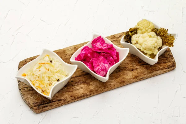 Farklı türde lahana turşusu. Mayalanmış yiyecekler sağlığınız için harikadır. Probiyotik beslenme kavramı, kopyalama alanı