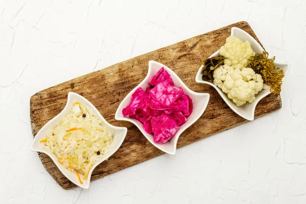 Farklı türde lahana turşusu. Mayalanmış yiyecekler sağlığınız için harikadır. Probiyotik beslenme konsepti, üst görünüm