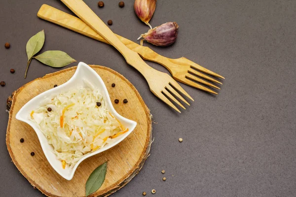 Ev yapımı lahana turşusu köyü mayalanmış lahana. Seramik kasede vejetaryen salatası. Mayalanmış yiyecekler sağlık için harikadır. Geleneksel kırsal kış yemekleri. Probiyotik gıda konsepti, üst görünüm