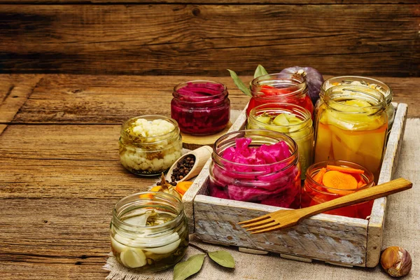 Cam kavanozlarda mayalanmış sebzeler. Mevsimlik sebze konsepti, sağlıklı yaşam tarzı için probiyotik gıdası. Eski tahta tablo, kopyala alanı