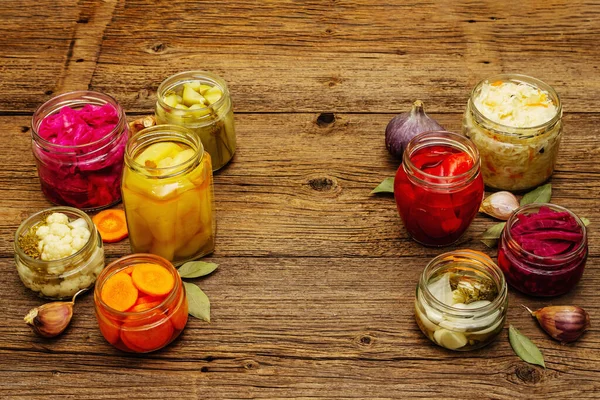 Cam kavanozlarda mayalanmış sebzeler. Mevsimlik sebze konsepti, sağlıklı yaşam tarzı için probiyotik gıdası. Eski tahta tablo, kopyala alanı