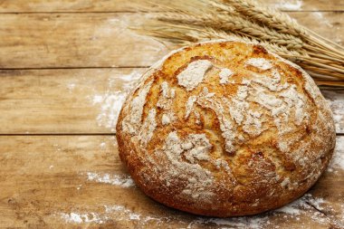 Buğday kulaklı taze ekmek. Eski ahşap tahta masa, hamur yoğurma, kopyalama alanı