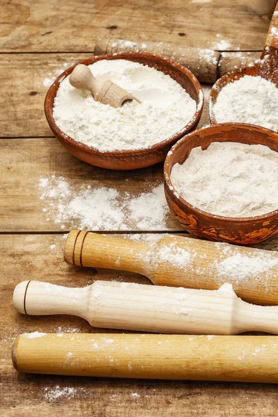 Ekmek pişirmek için gereken malzemeler: un kaseleri ve oklavalar. Kaliteli ahşap tahta masa, hamur yoğurma, kapat