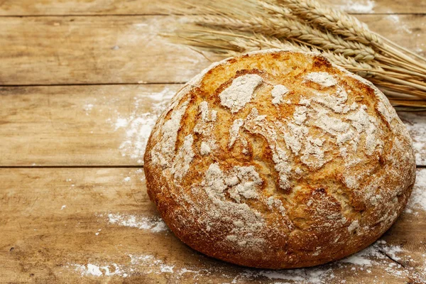 Buğday kulaklı taze ekmek. Eski ahşap tahta masa, hamur yoğurma, kopyalama alanı
