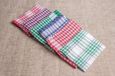 Kumaş arka planda mendiller. Tek kullanımlık kağıt mendil yerine yeniden kullanılabilir tekstil aksesuarları kullanılıyor. Daha az atık oluşturulması ve çevremizle ilgilenilmesi, metin için yer