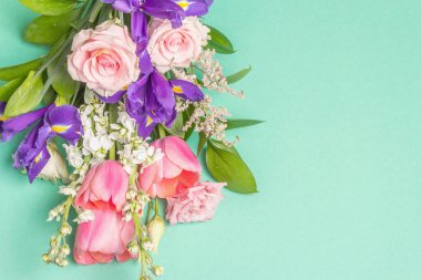 Turkuaz pastel arka planda güzel bir buket taze çiçek. Düğün, doğum günü, Anneler Günü, Sevgililer Günü ya da 8 Mart kutlamaları. Tebrik kartı, metin için bir yer, düz konum, üst görünüm