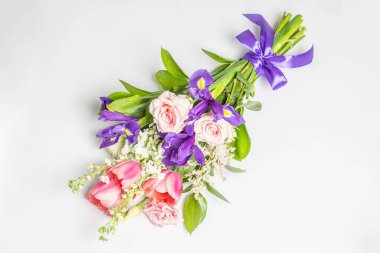 Beyaz arka planda izole edilmiş güzel bir buket taze çiçek. Düğünler, doğum günleri, 8 Mart, anneler günü ya da sevgililer günü için festival konsepti. Tebrik kartı, düz yatak, model, şablon