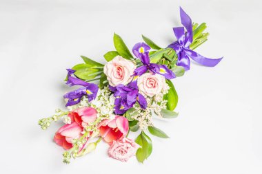 Beyaz arka planda izole edilmiş güzel bir buket taze çiçek. Düğünler, doğum günleri, 8 Mart, anneler günü ya da sevgililer günü için festival konsepti. Tebrik kartı, düz yatak, model, şablon