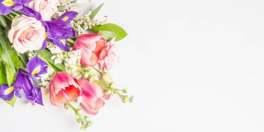 Beyaz arka planda izole edilmiş güzel bir buket taze çiçek. Düğünler, doğum günleri, 8 Mart, anneler günü ya da sevgililer günü için festival konsepti. Tebrik kartı, düz yatak, model, şablon, Banner