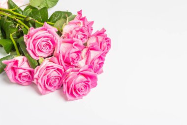 Beyaz arka planda izole edilmiş bir buket pembe gül. Düğünler, doğum günleri, 8 Mart, anneler günü ya da sevgililer günü için festival konsepti. Tebrik kartı, düz yatak, model, şablon