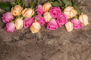 Mermer arka planda çeşitli renkte güller. Düğünler, doğum günleri, 8 Mart, anneler günü ya da sevgililer günü için festival konsepti. Tebrik kartı, düz yat.