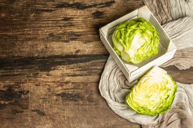 Kırsal bir düzende taze lahana. Tahta sandık, keten peçete. Antika tablolar