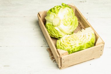 Taze taze lahana. Tahta sandık, eski beyaz tahta arka plan