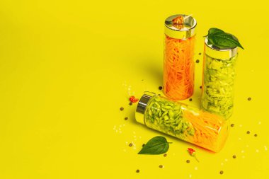 Lahana, havuç, dereotu ve baharatlı lezzetli kavanoz salatası. Sağlıklı vejetaryen yemekleri, taze vitamin sebzeleri. Parlak sarı arkaplan, boşluğu kopyala