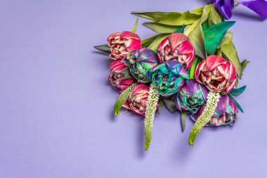 Bir buket sıra dışı renkli lale. Taze çiçekler, bayram hediyesi konsepti. Pastel menekşe arkaplan, metin için bir yer