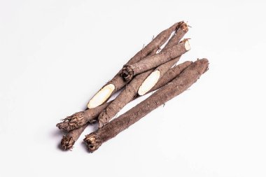 Ham Scorzonera ya da İspanyol tuzluları beyaz arka planda izole edilmiş. Çok sağlıklı sebze, vejetaryen ya da vejetaryen diyeti için modern malzeme. Pek çok vazgeçilmez protein, yağ ve mikroelement içerir.