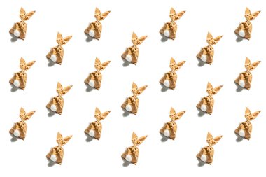 Paskalya tavşanı beyaz arka planda izole edilmiş hediye kalıbı. Kutlama dokusu, tebrik kartı, DIY konsepti. Modaya uygun sert bir ışık, karanlık gölge, düz uzanma, model, şablon